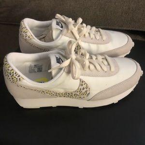 Like new Womens Nike DBreak SE sneakers